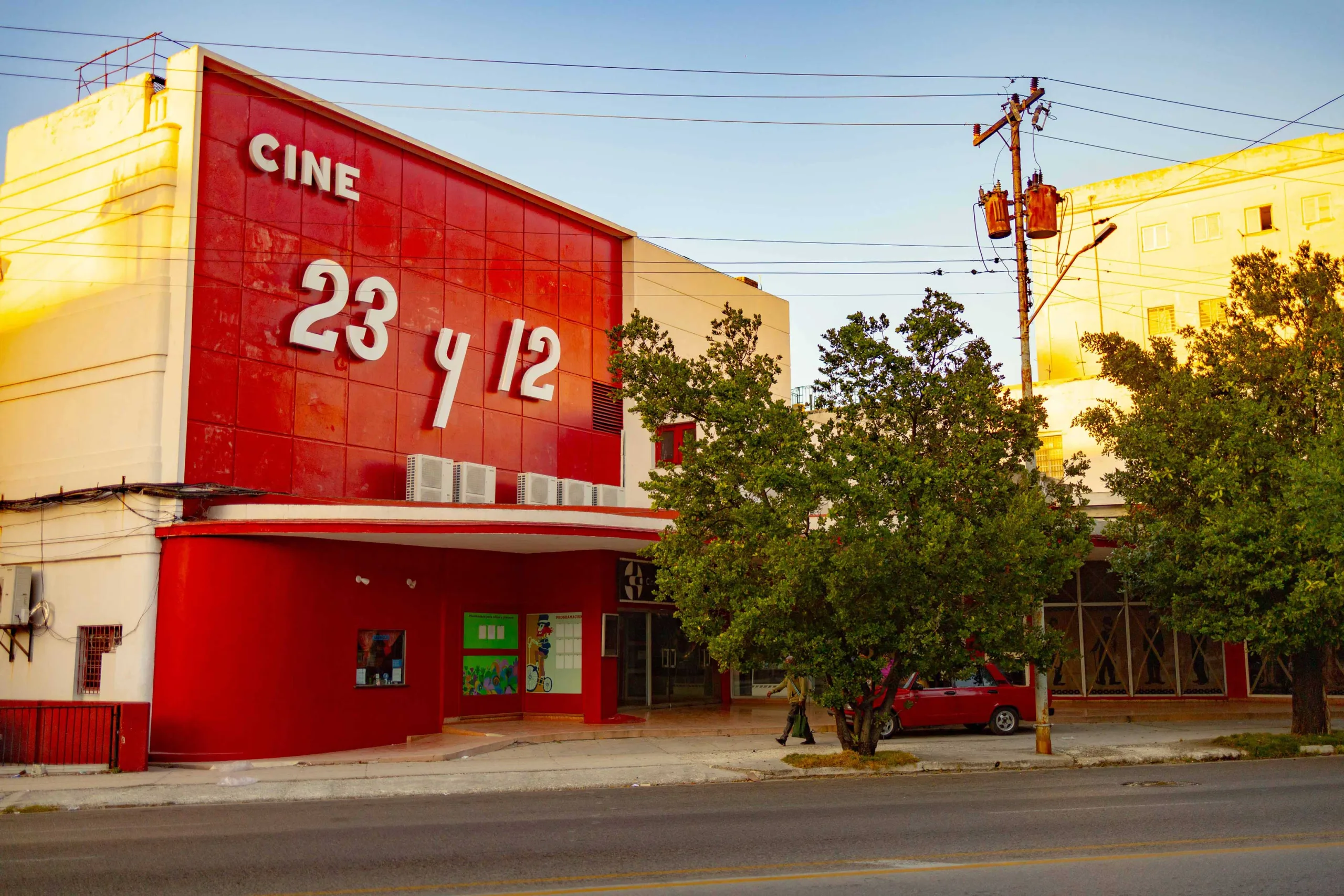 Cine 23 y 12